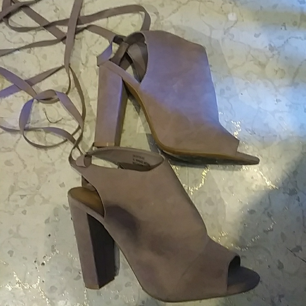 Heels - Picture 2 of 8